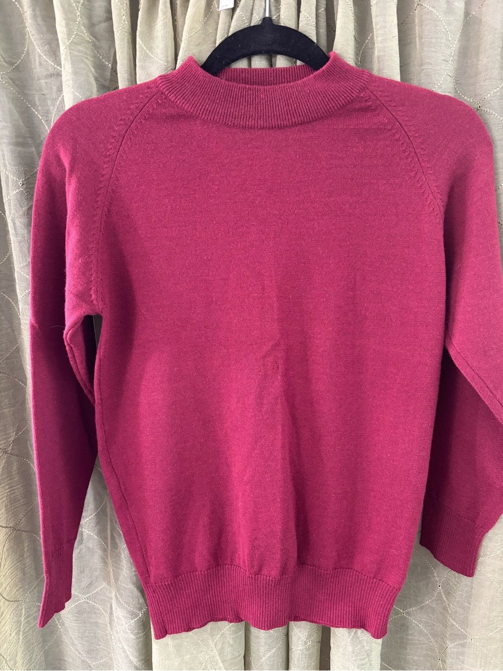 Vintage 💯% wool Pringle Women’s Raspberry Crewneck Sweater